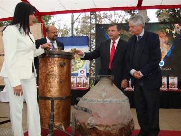 1. Intendenta, Pelayo Alonso y Subsecretario con artefactos antiguos (Small)