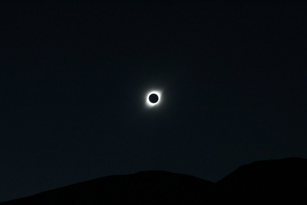 Eclipse solar al 100% encantó a visitantes en Río Hurtado