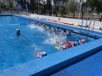Más de 1.300 personas participaron en cursos de natación gratuitos en Ovalle
