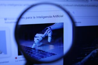 Chilenos no le temen a la Inteligencia Artificial: 61% cree que impactará positivamente en sus trabajos