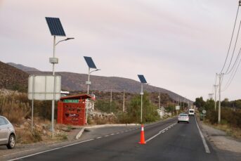 Más seguridad: Inauguran luminarias solares en el Tome Alto de Monte Patria