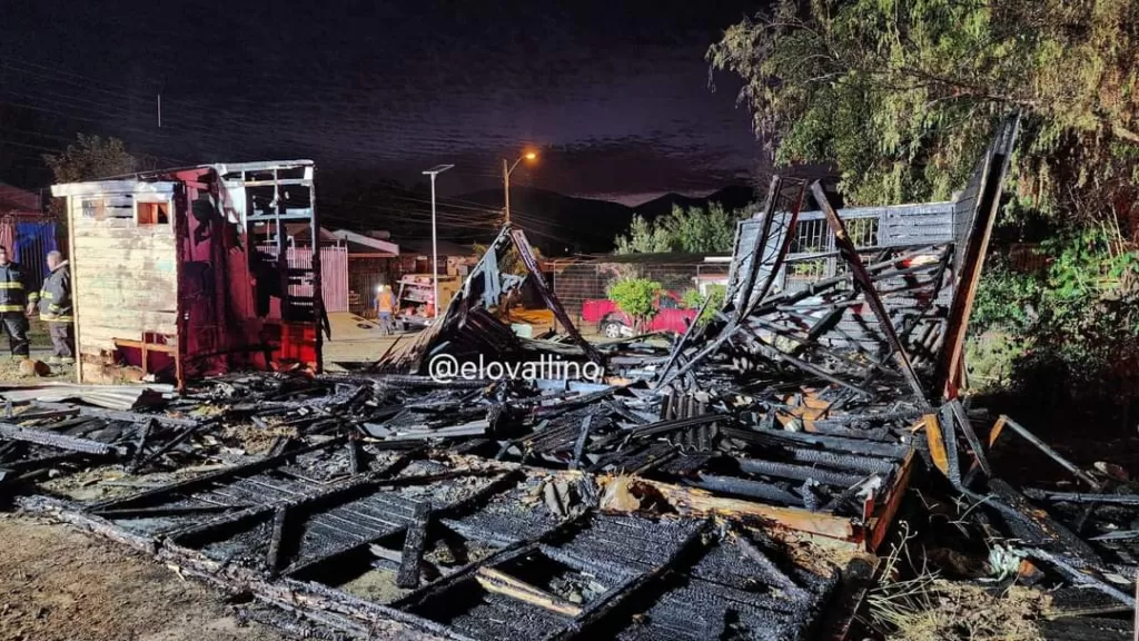 Voraz Incendio consume sede Social de Villa Los Naranjos en Ovalle 2 Voraz Incendio consume sede Social de Villa Los Naranjos en Ovalle