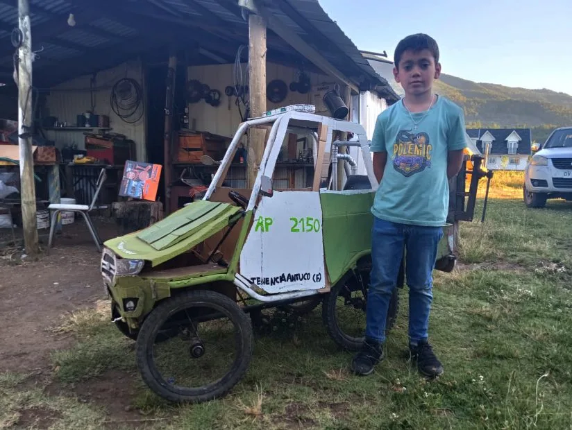 Niño construye su propia patrulla de Carabineros y se hace viral en redes 1 Niño construye su propia patrulla de Carabineros se hace viral en redes