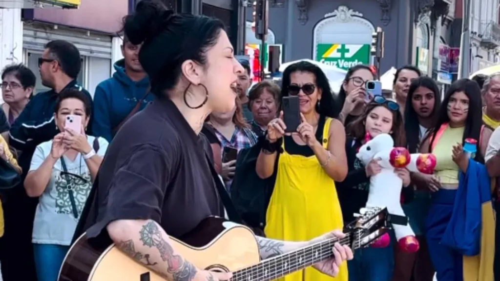 VIDEO| Mon Laferte sorprende al cantar en calles de Antofagasta: 'Nadie me Reconocía' 1 VIDEO| Mon Laferte sorprende al cantar en calles de Antofagasta: 'Nadie me Reconocía'