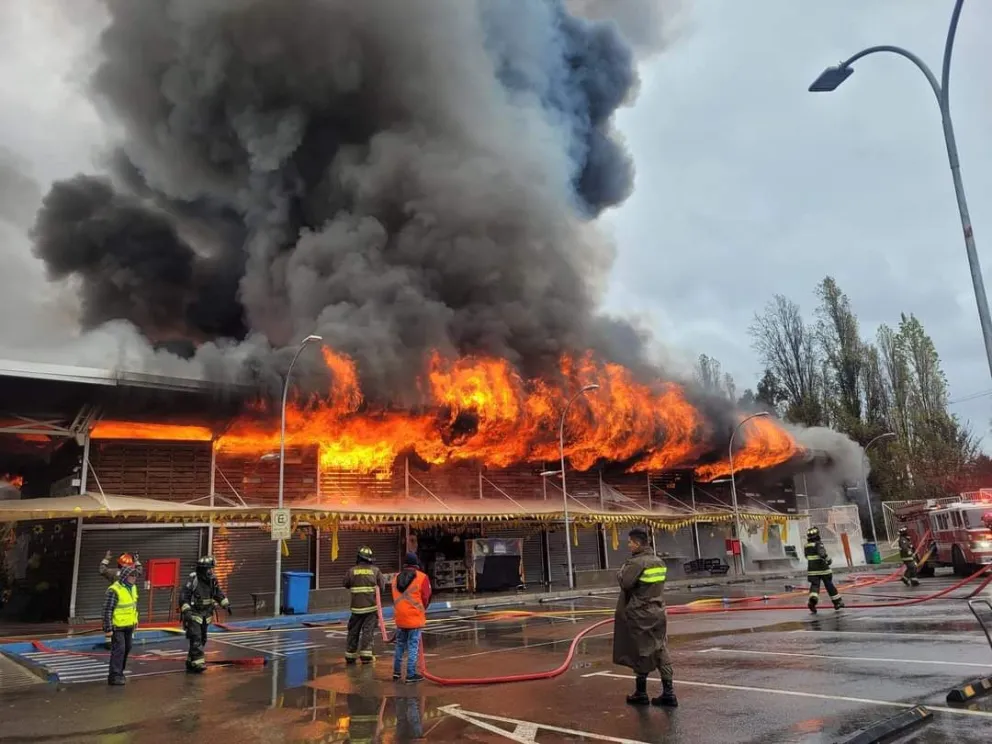VIDEO | Voraz Incendio arrasa con el mercado de Plaza de Abastos en Illapel