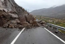 Río Hurtado advierte derrumbe de rocas que aún mantienen una pista cortada de carretera
