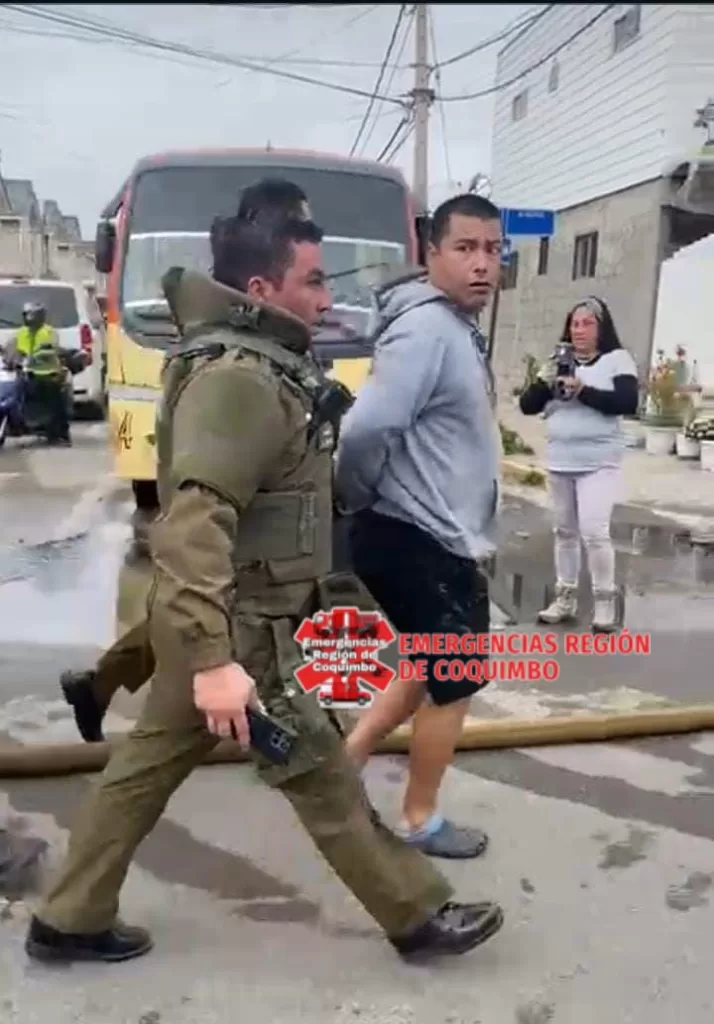 Incendio en Caleta San Pedro de La Serena afectó cinco viviendas: Un detenido por robo 2 Incendio en Caleta San Pedro de La Serena afectó cinco viviendas: Un detenido por robo